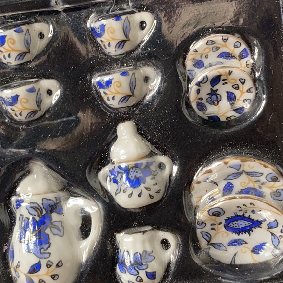 - Vintage Miniature Ceramic Victorian Dollhouse Blue & White Kitchen Dish Set - Picture 3 of 4